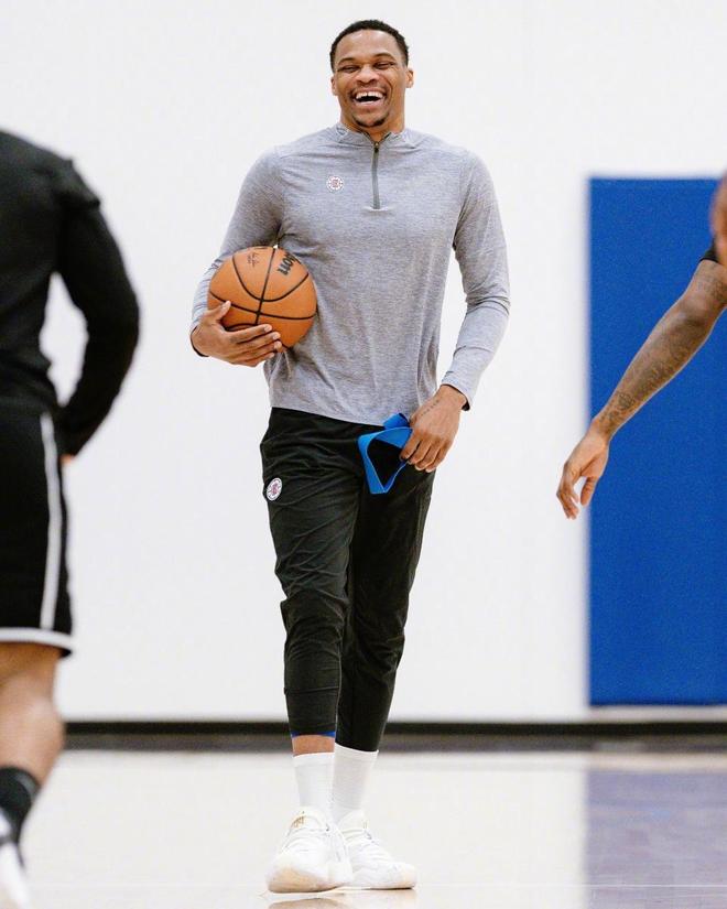 后方跑者必 后方跑者必